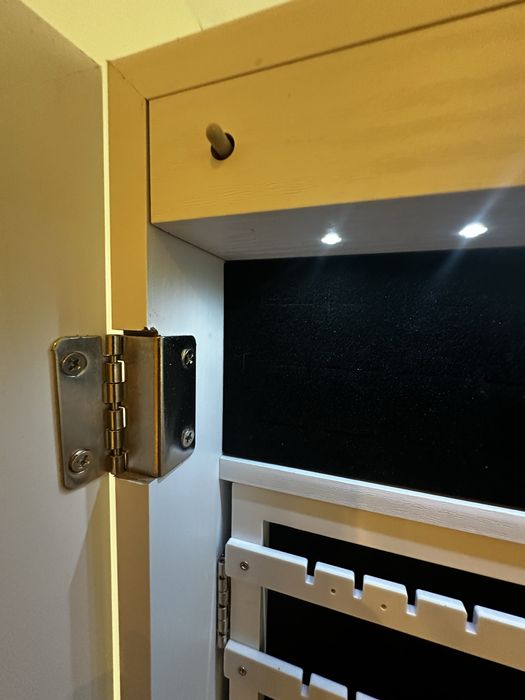 Guarda joias , cabide com espelho com rodizios