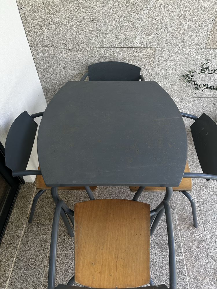 Mesa com 4 cadeiras