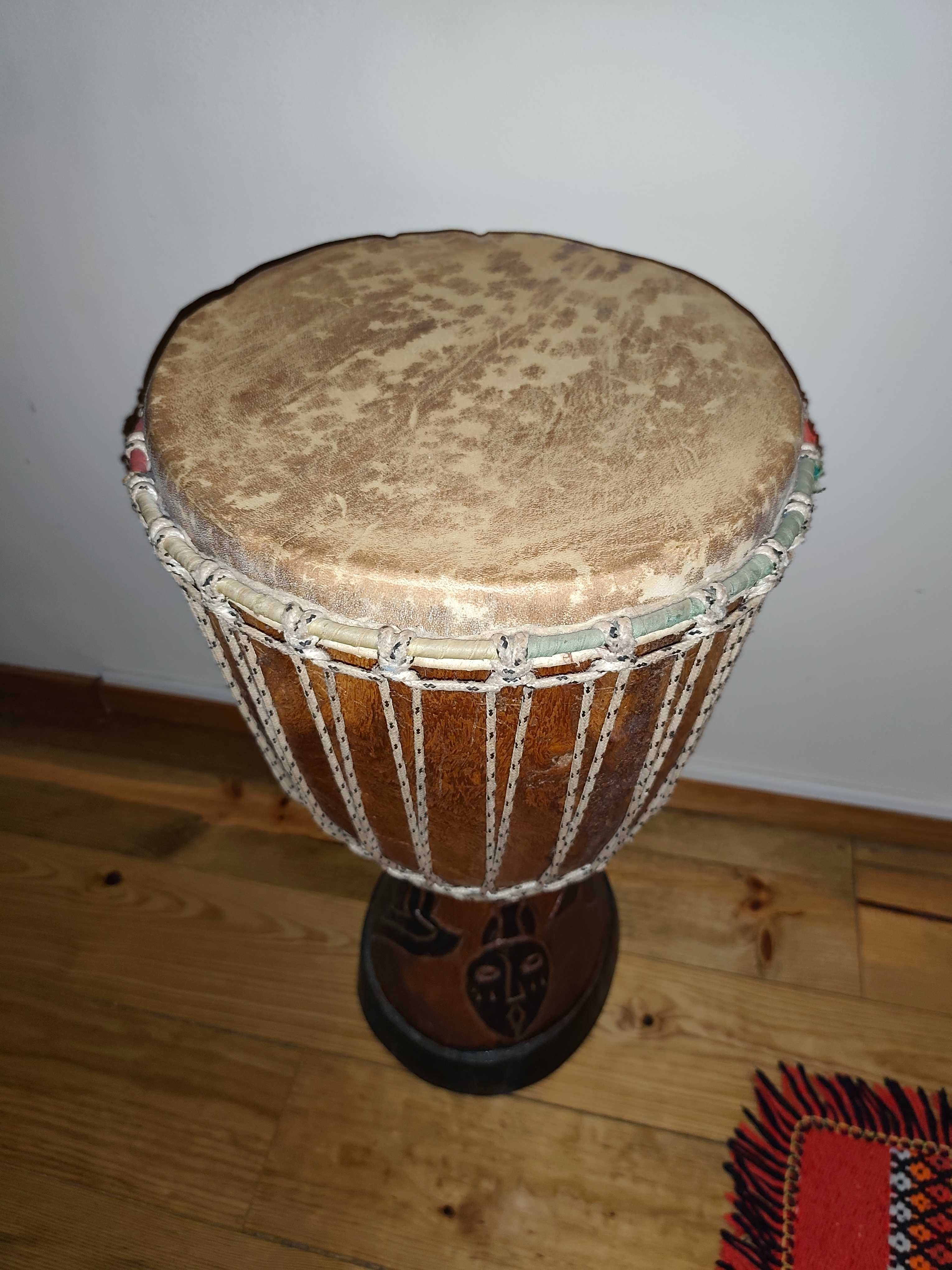 Djembe africano em excelente estado
