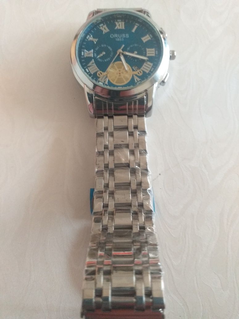 Nowy zegarek kwarcowy z datownikiem.
