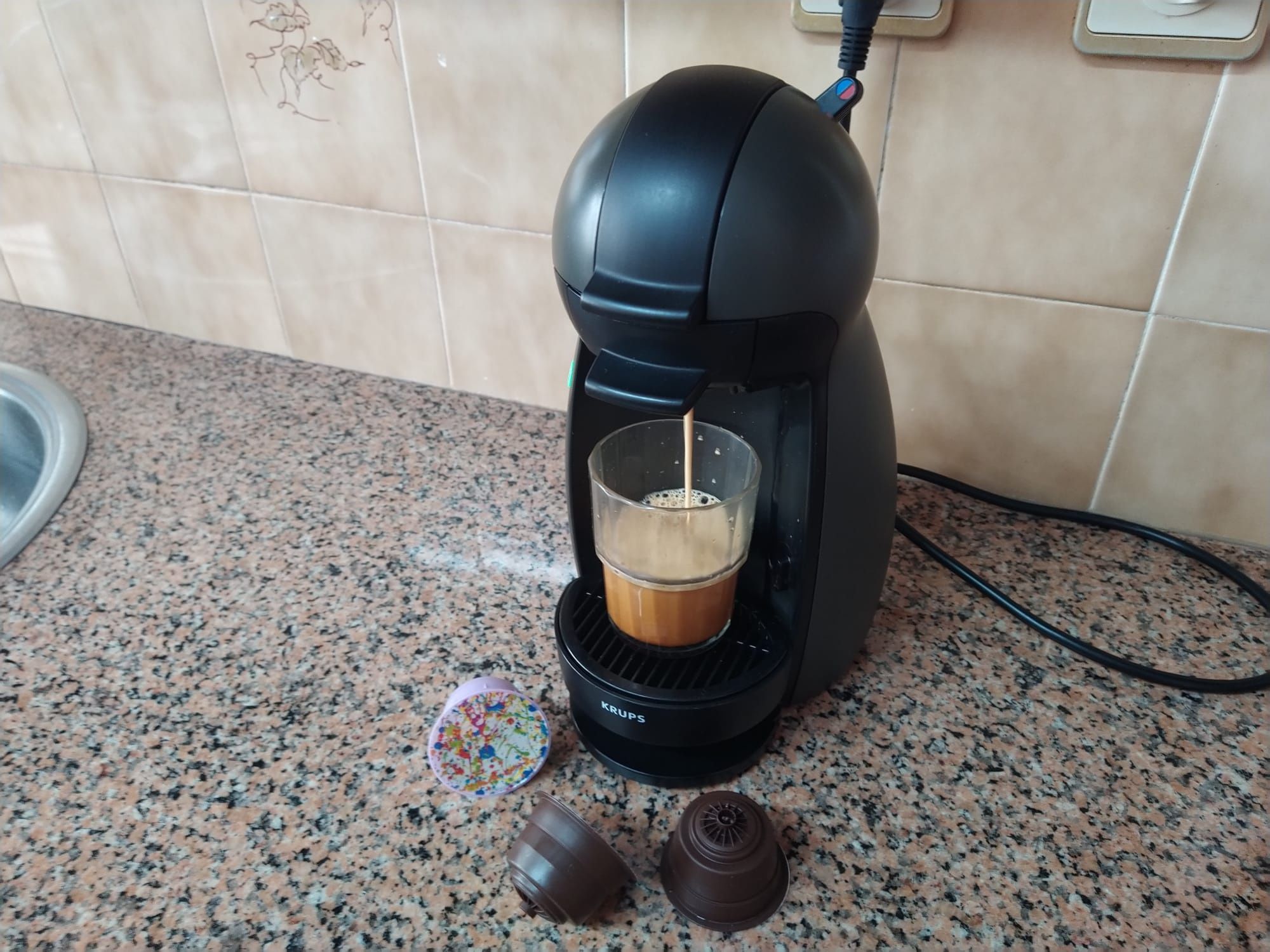 Máquina de café Dolce Gusto Krups cafeteira casa quarto apartamento.