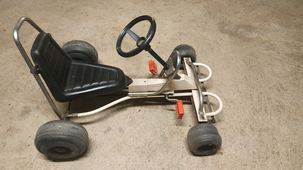 Quadriciclo infantil. Usado, a andar.