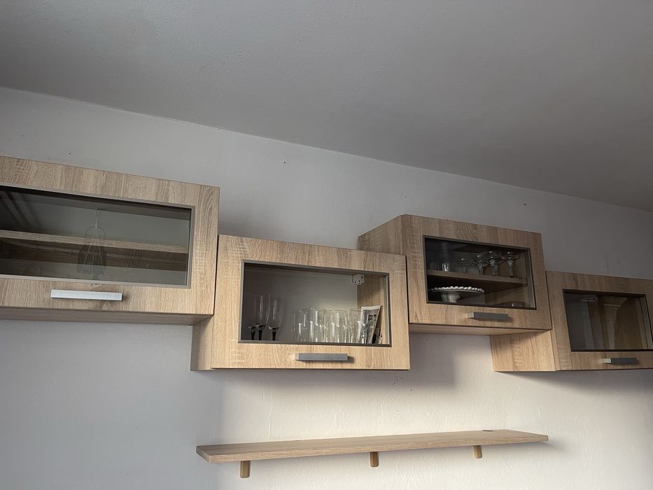 4 Szafki z szybką i półka wisząca