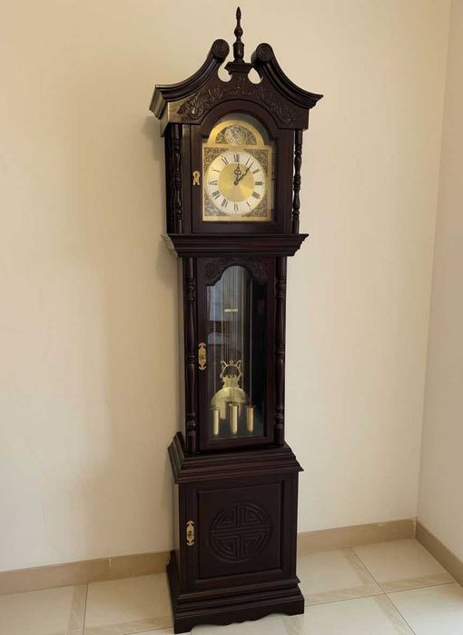 Relógio de Pendulo "Tempus Fugit" em madeira oriental