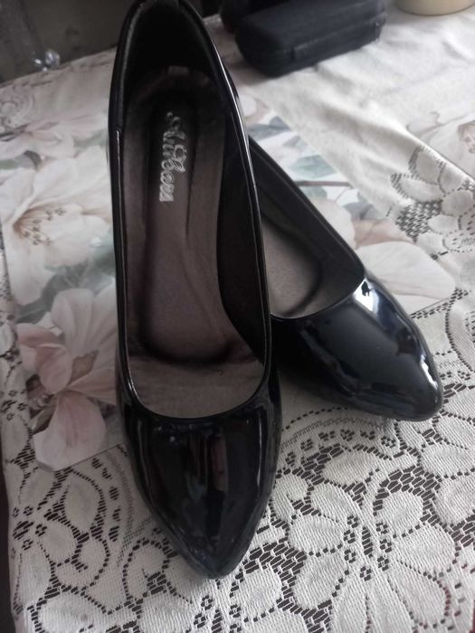 Czarne lakierki na obcasie