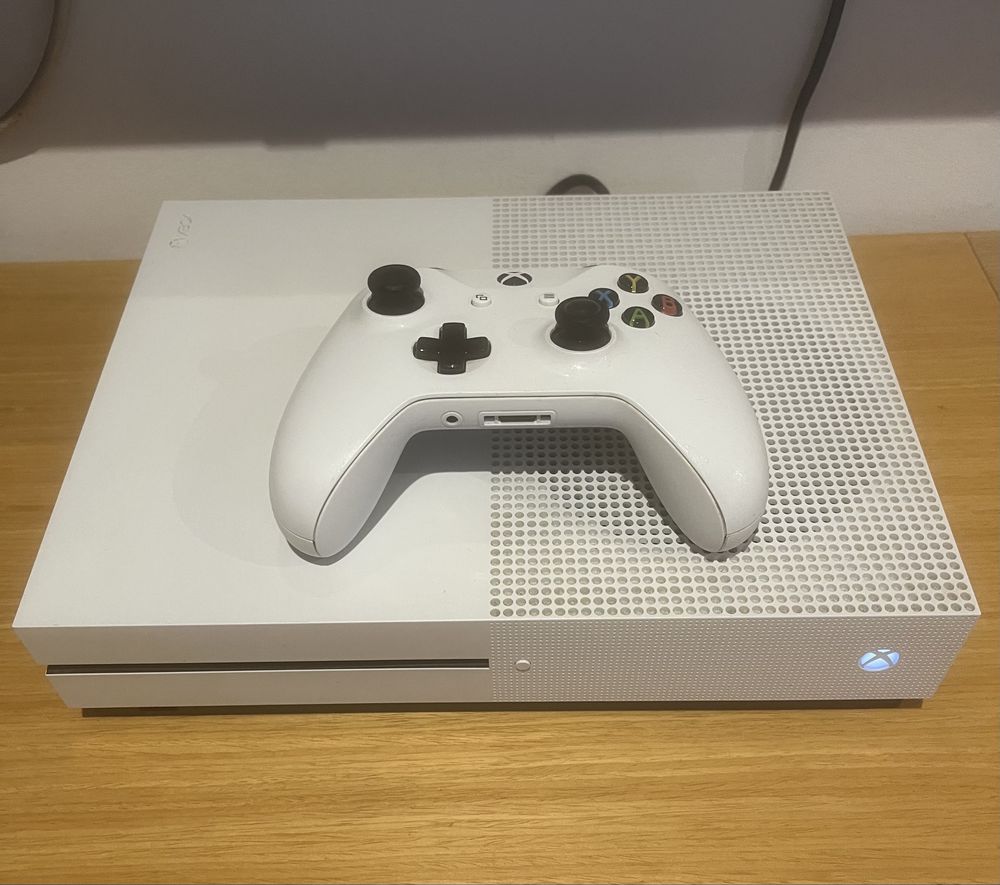 Xbox One S 1TB com um comando