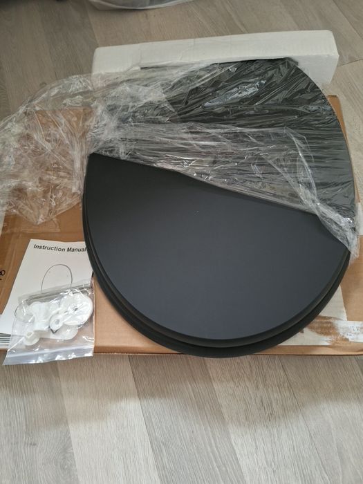 Drewniana deska sedesowa z regulowanymi zawiasami  czarna 43x37