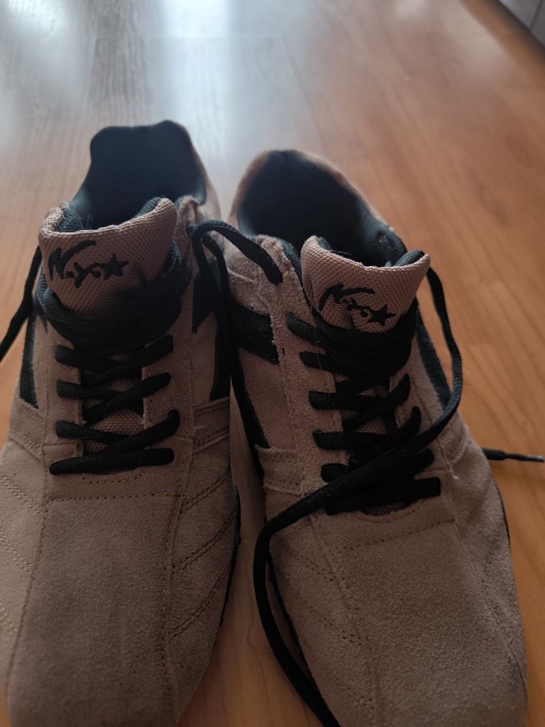 Buty sportowe z antypoślizgową podeszwą, kolor brązowy