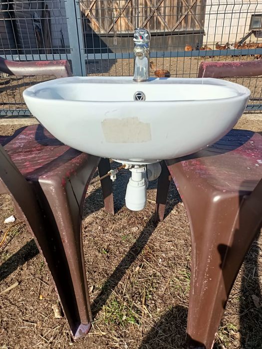 Umywalka z baterią i syfonem