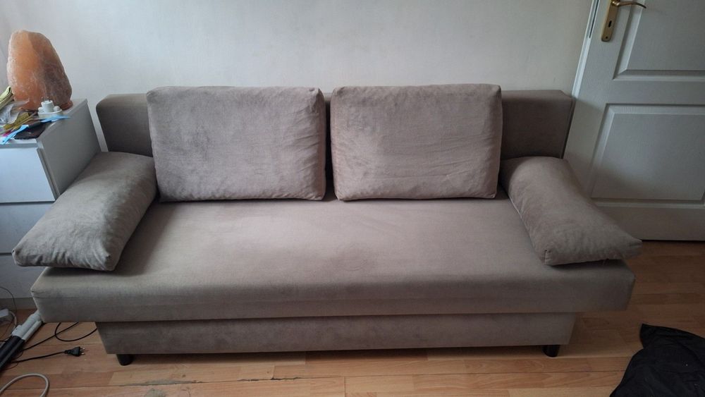 Sofa używaną w bardzo dobrym stanie.Tapicerka w odcieniu ciemnego beżu