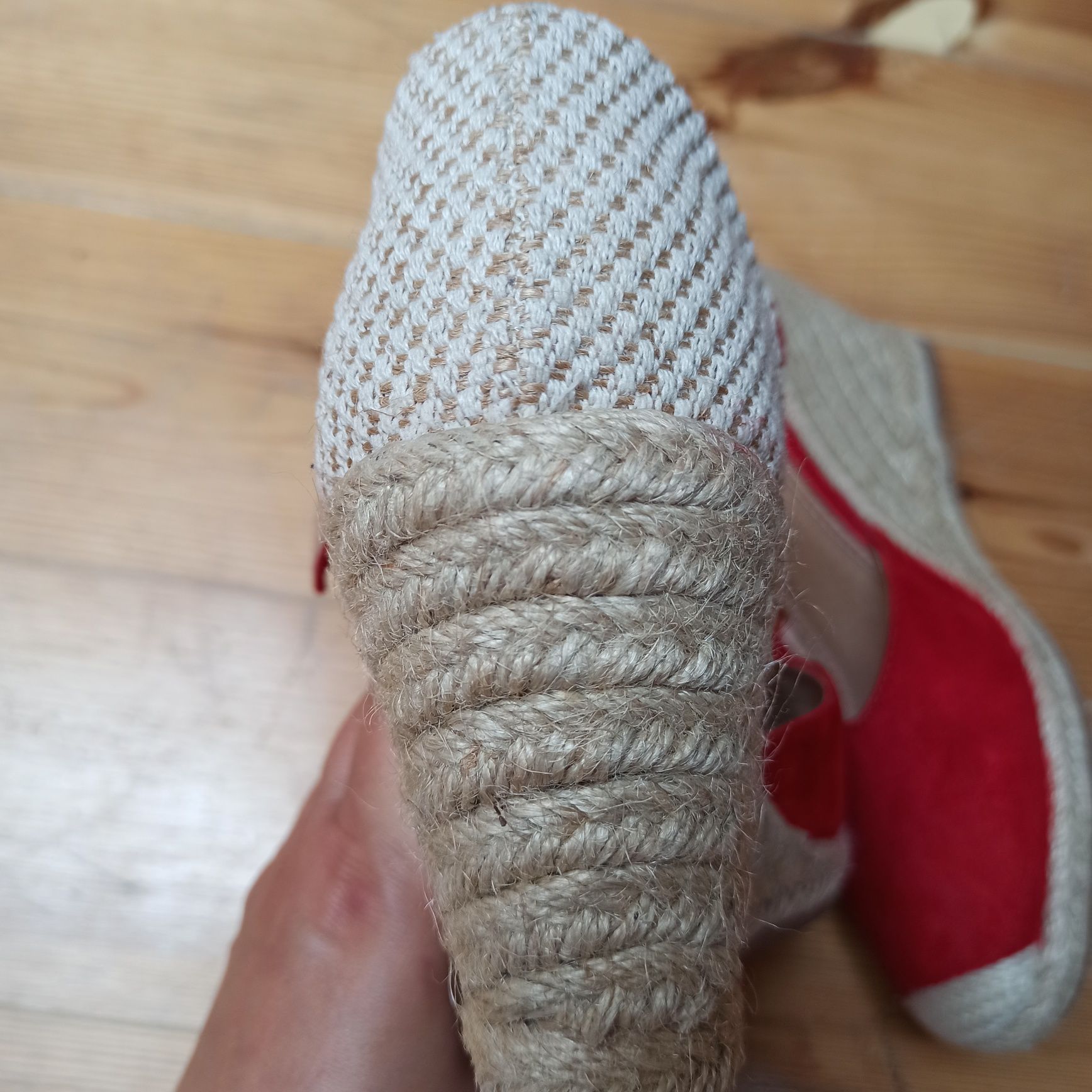 Czerwone buty na koturnie