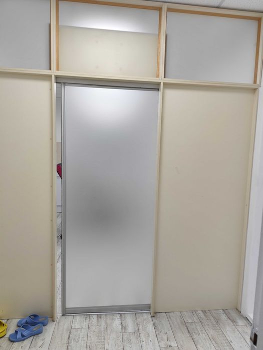 Перегородка со стекланными вставками