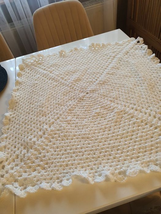 Bialy że srebrna nitką kocyk robiony ręcznie na szydelku