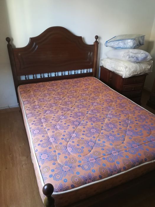 Cama de casal em madeira