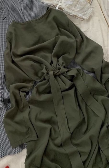 Сукня максі трендового кольору