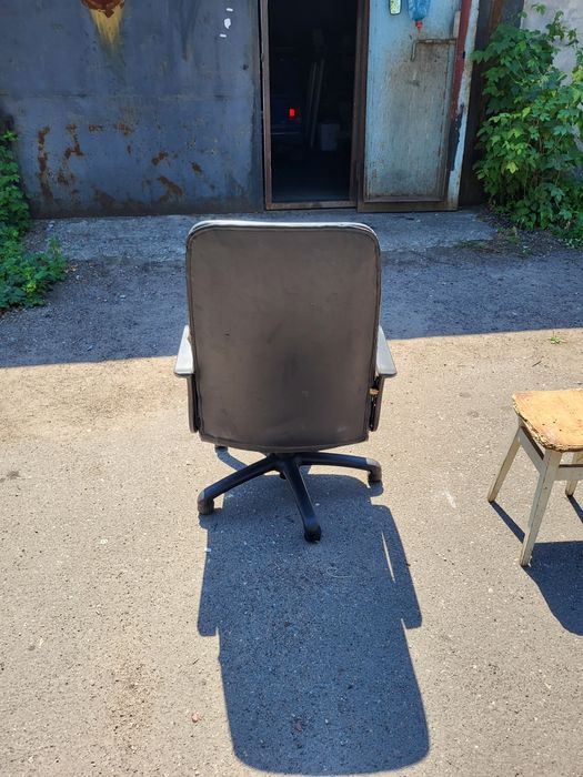 Продам офісне крісло