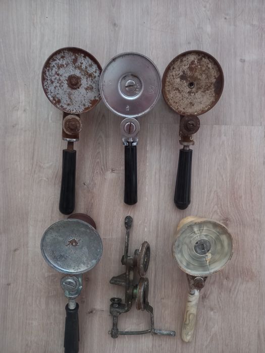 Закаточная машинка и выравнивание крышек для консервации