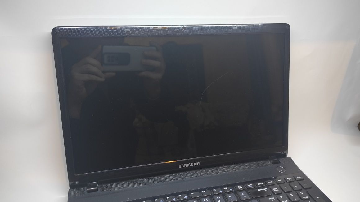 Ноутбук Samsung NP300E5, i3