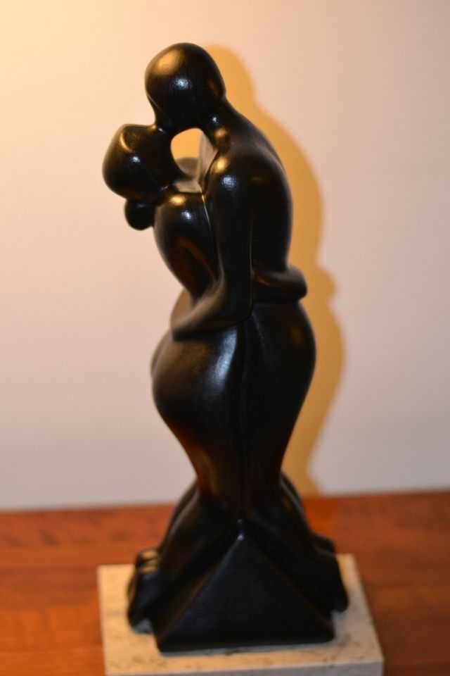 Escultura com figura de casal e base em pedra