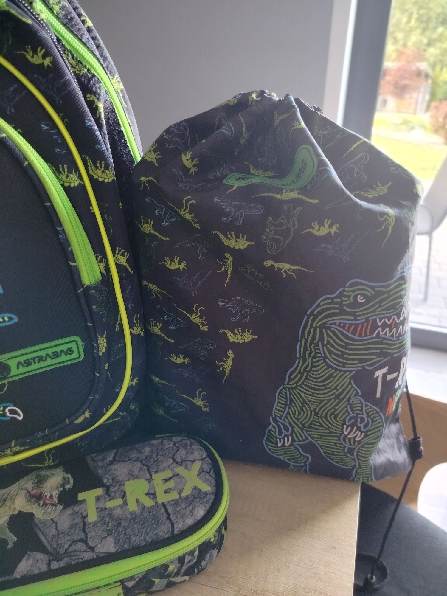 Sprzedam ZESTAW plecak szkolny Astrabag T-rex neon + piornik + worek
