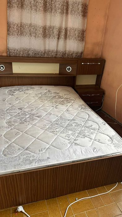 conjunto de Cómoda estilo antigo como nova e cama no mesmo design