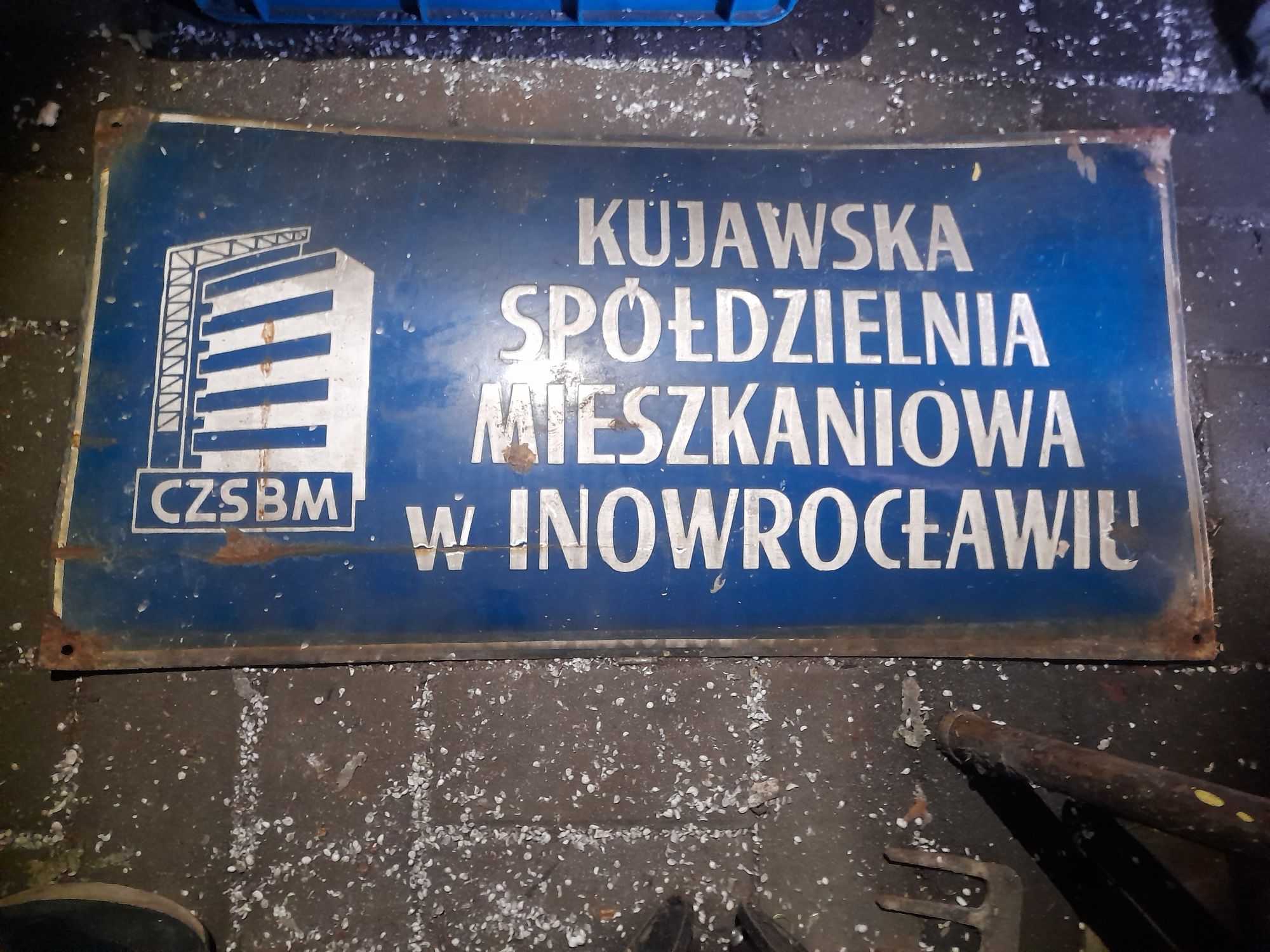 Tablica emaliowana PRL Kujawska Spółdzielnia Mieszkaniowa w Inowrocła