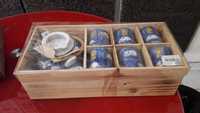 Conjunto de Bule e 6 chávenas  em caixa de madeira  da loja Gato Preto