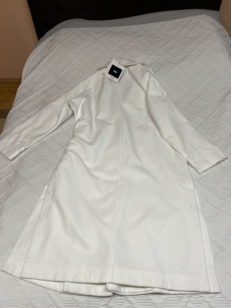 Біле жіноче пальто