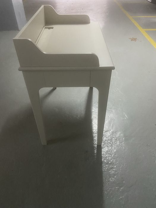 Secretária de madeira com velatura bege