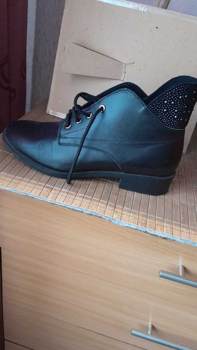 Ботинки, весна,колір чорний, дуже гарні,кожа,розмір 38