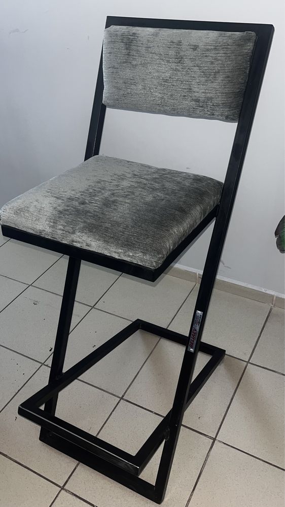 Барний стул, стілець для майстра