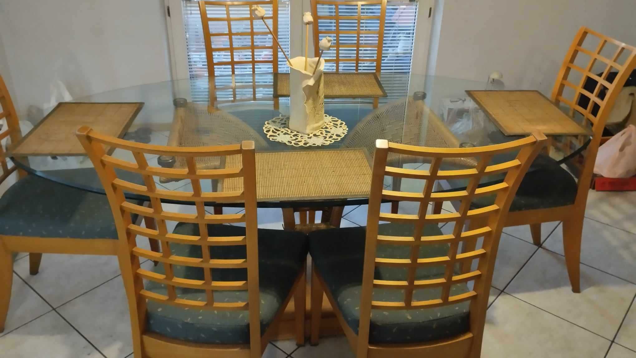 Stół szklany z rattanową podstawą  w komplecie z 8 krzesłami.