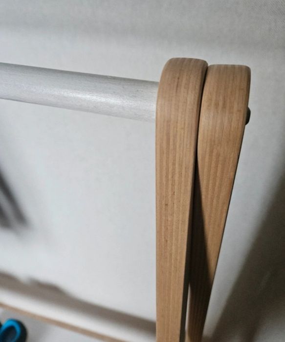 Przenośny stojak / wieszak Montessori