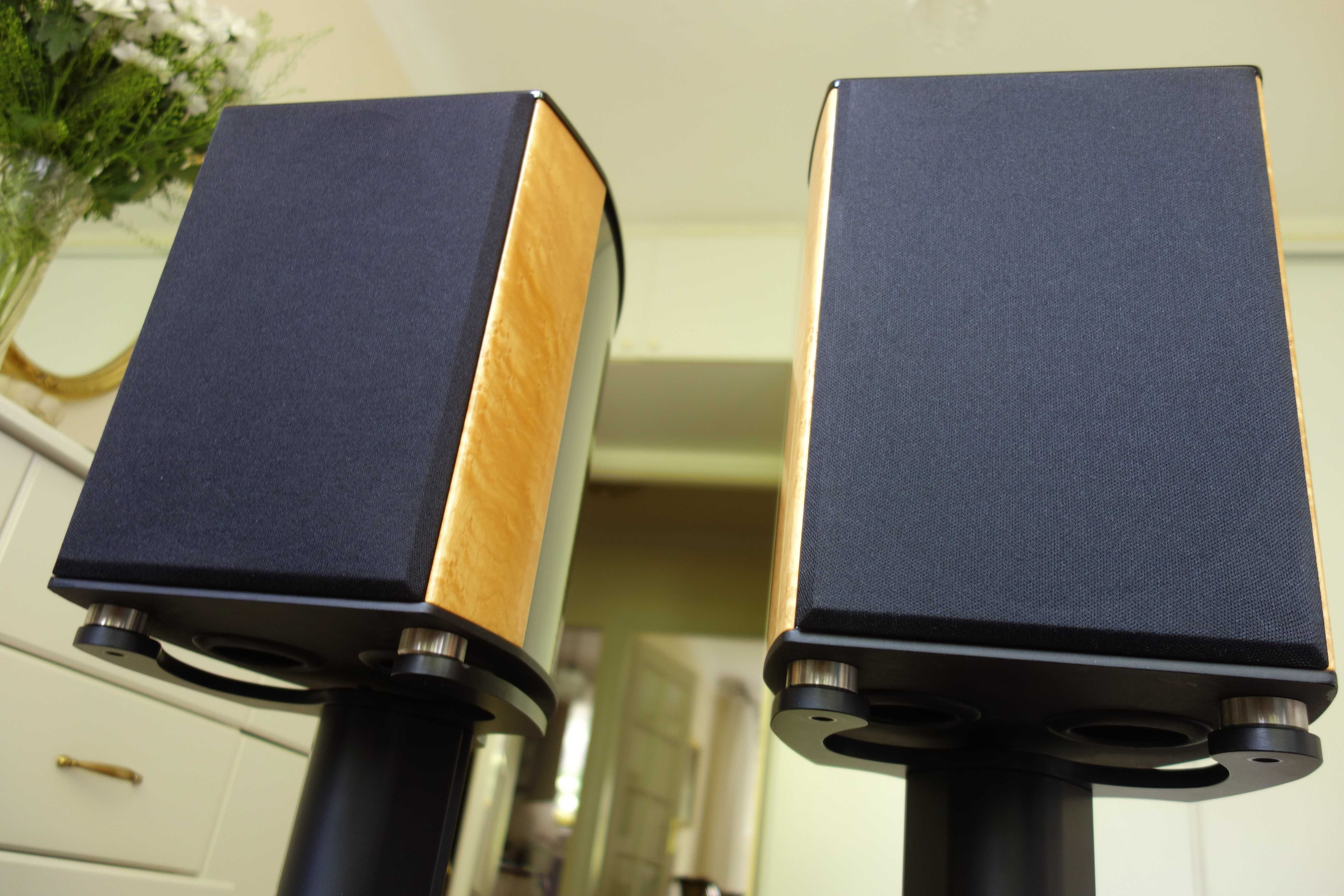 WILSON BENESCH ARC _ kolumny podstawkowe z fabrycznymi standami