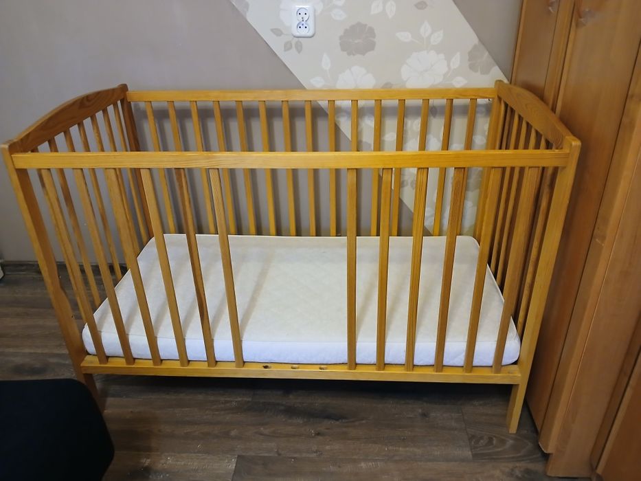 Łóżeczko z materacem