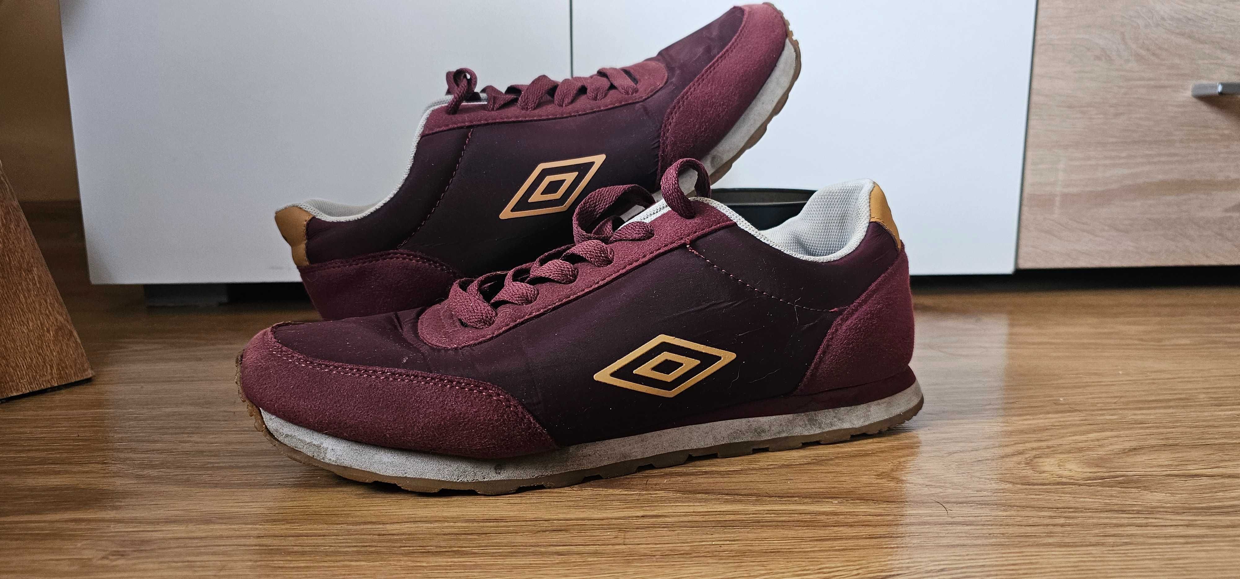 Męskie Buty marki.Umbro   Roz.42,5 stan Bardzo Dobry kolor, bordowy