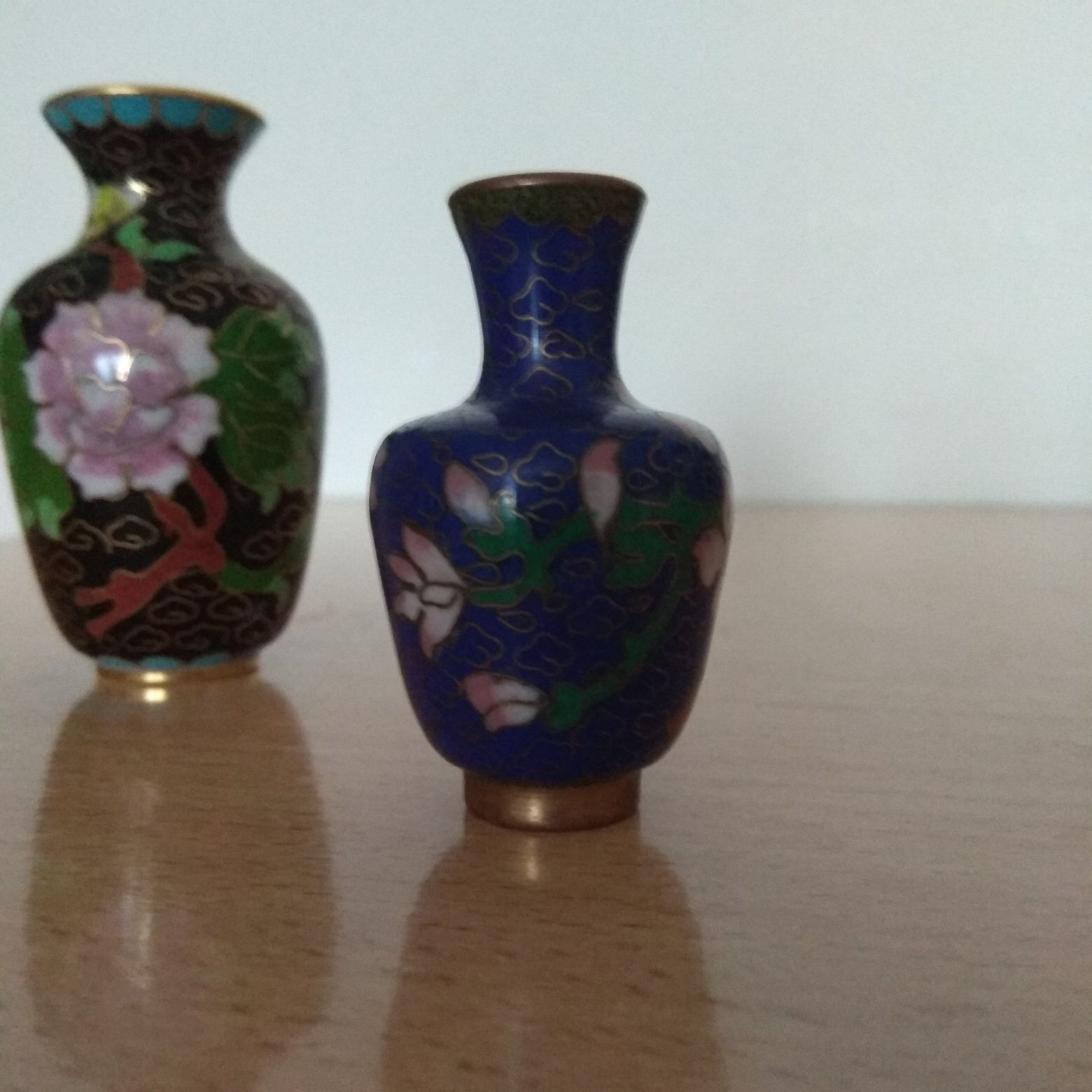 Chiny. Dwa miniaturowe wazoniki. Mosiądz. Emalia cloisonne.