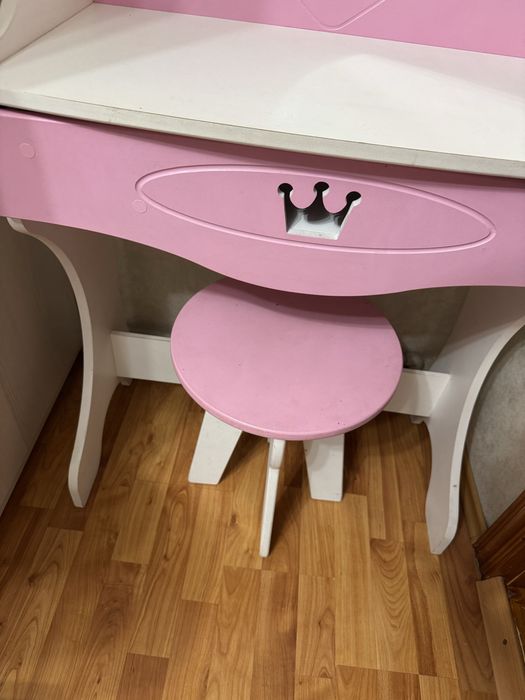 Стіл для дівчинки , комод в дитячу кімнату , трюмо