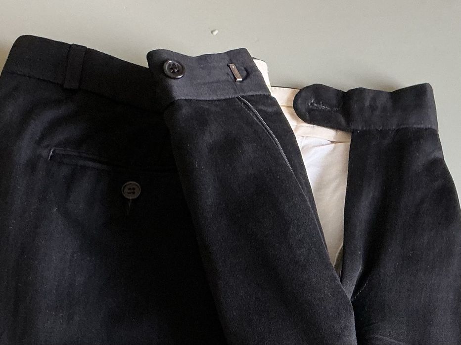 Garnitur męski czarny dwurzędowy.