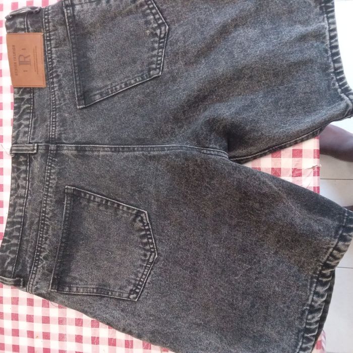 short jeans destroyed com letras estanpadas