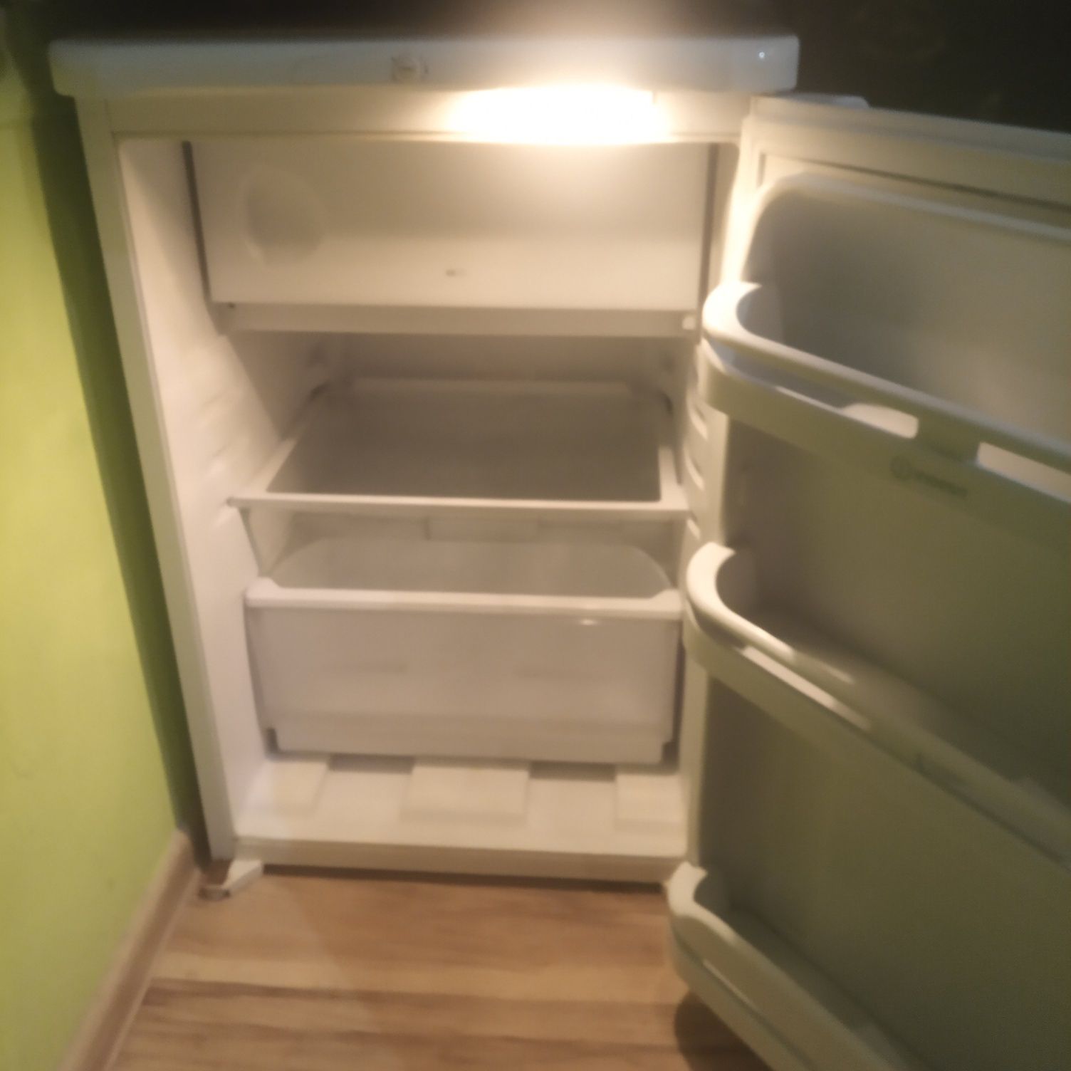mała lodówka INDESIT z zamrażarnikiem