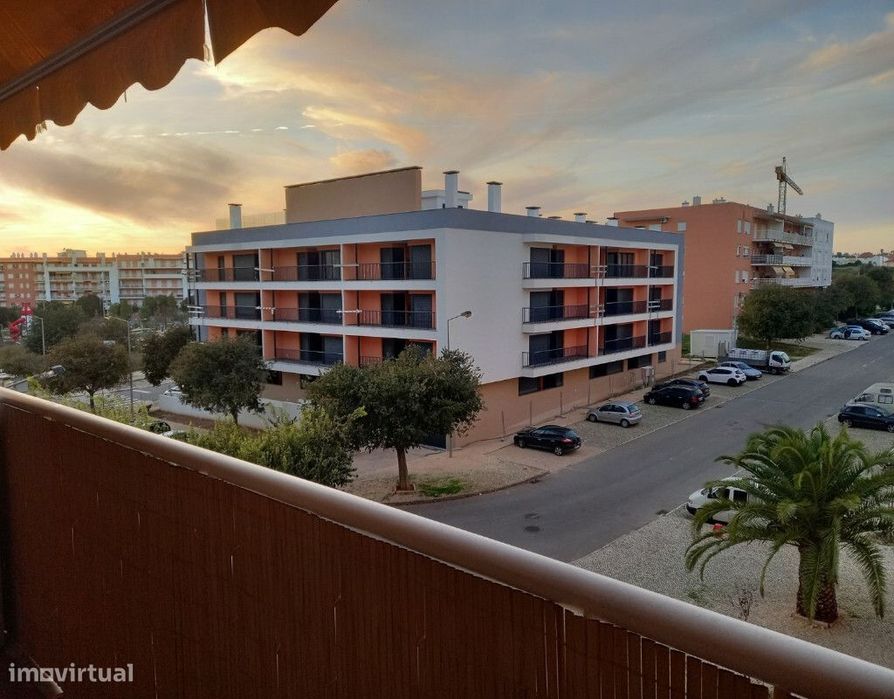 Apartamento T1 com lugar de garagem em zona de Armação de Pêra