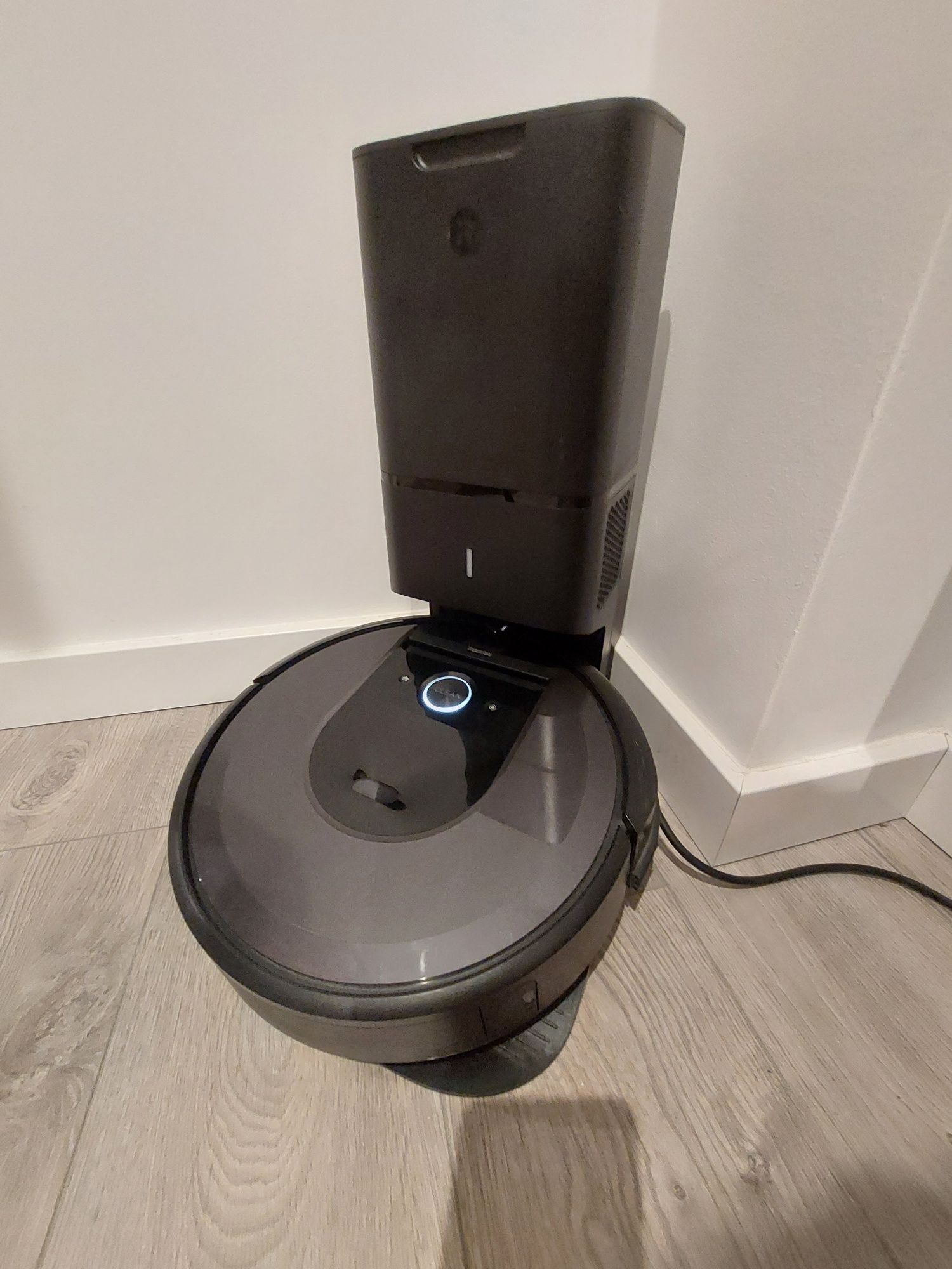IRobot Roomba i7 + com central de descarga automática