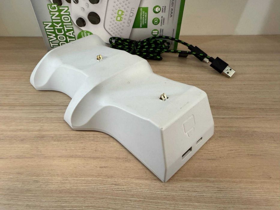 Stacja ładująca do kontrolerów Xbox Series S|X & One VENOM VS2871