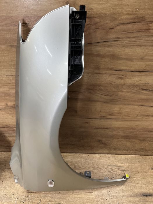 Błotnik przedni lewy prawy Toyota Avensis T25 kolor 1c0