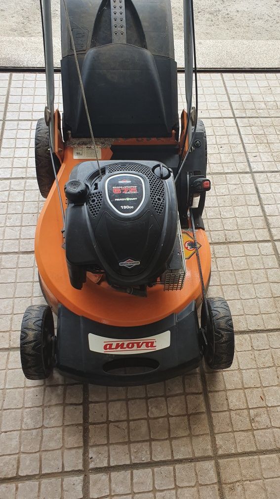 Vendo máquina de cortar relva com tracção