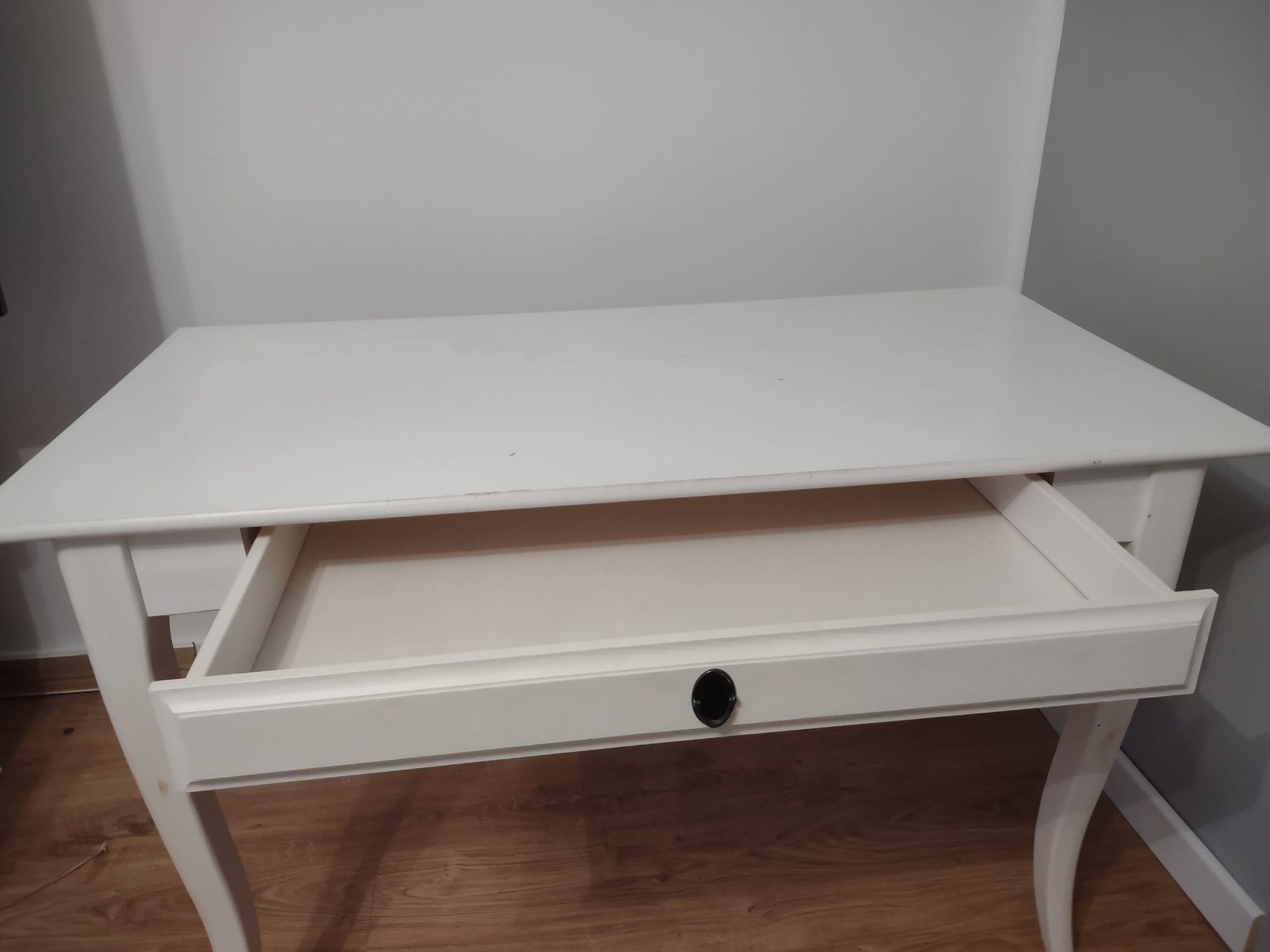 Białe biurko Ikea LEKSVIK