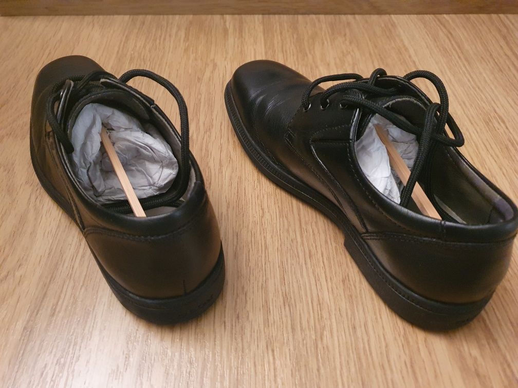 Buty chłopięce GEOX czarne skórzane r. 37