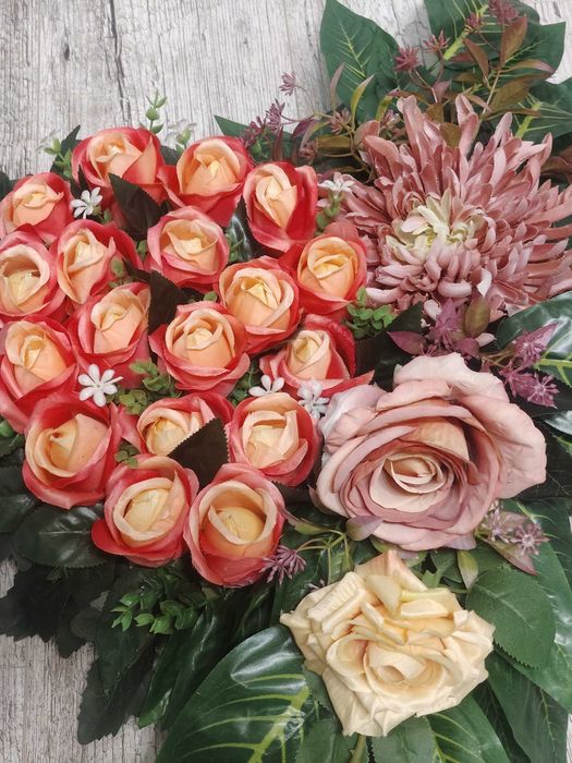 stroik, wieniec, kompozycja na cmentarz,serce