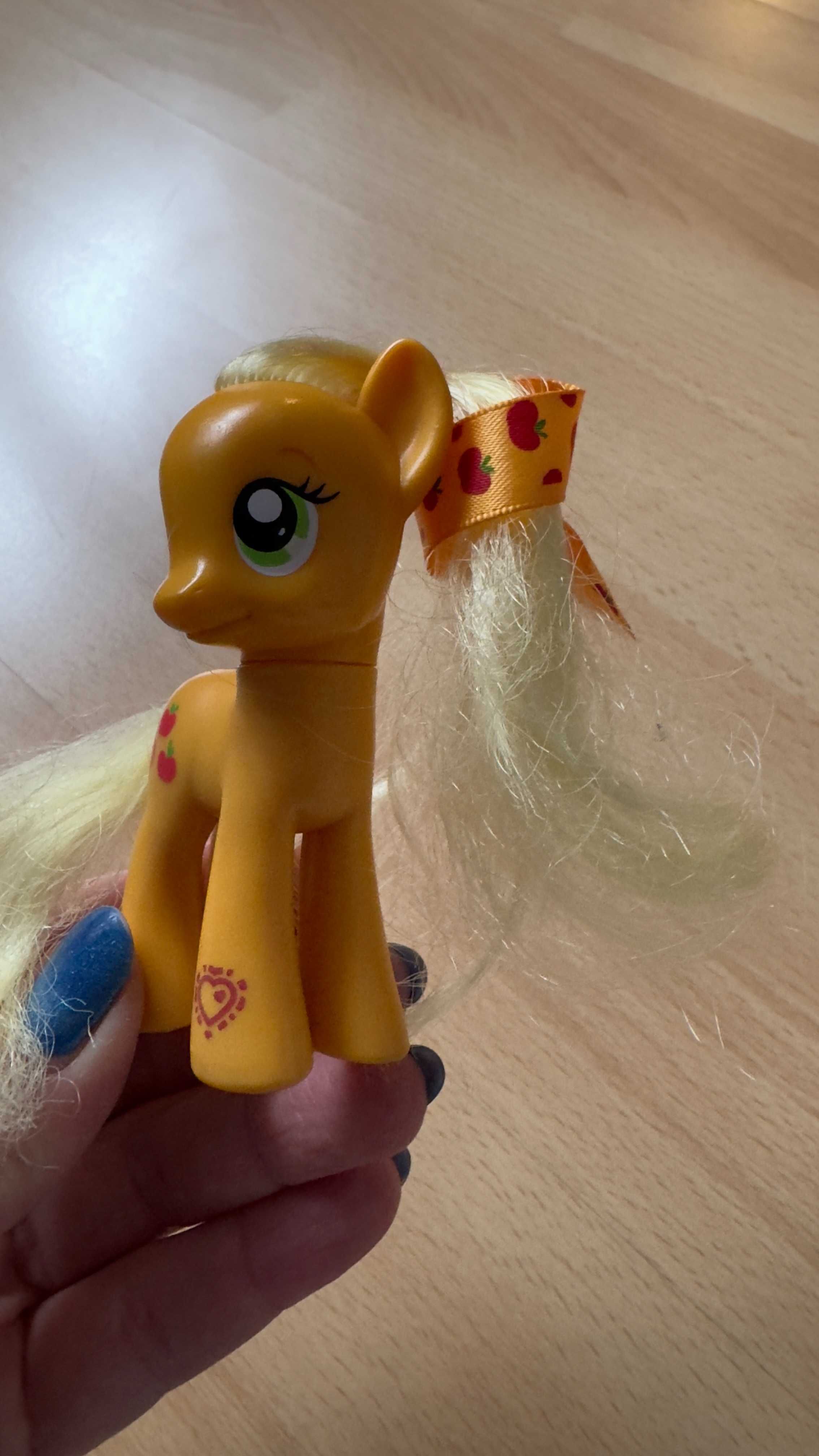 Śliczny kucyk Applejack firmy Hasbro My Little Pony